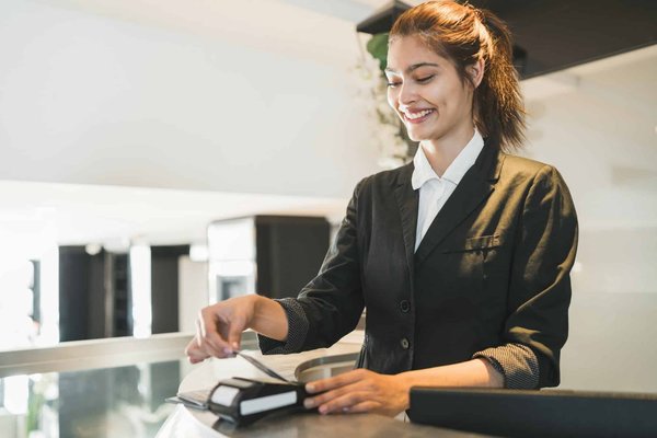 Excellence en accueil avec une hôtesse suisse d'agence panama